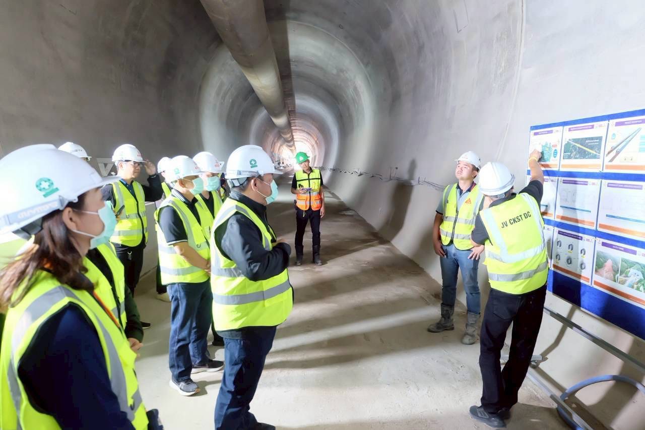 title - เลขาฯ ส.ป.ก. ลงพื้นที่ตรวจเยี่ยมวิสาหกิจชุมชนเกษตรวิถีพุทธ พร้อมตรวจติดตามความคืบหน้าการขอใช้ประโยชน์ในเขตปฏิรูปที่ดิน เพื่อดำเนินโครงการก่อสร้างทางรถไฟ